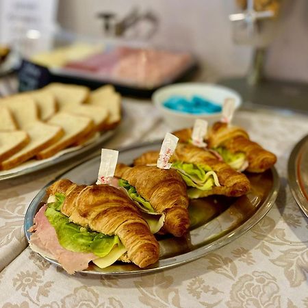 Hotel Byron Solo Per Giovani Riccione Ngoại thất bức ảnh