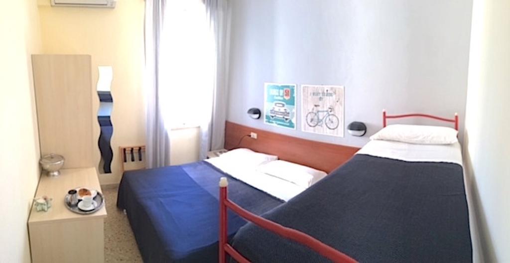 Hotel Byron Solo Per Giovani Riccione Ngoại thất bức ảnh