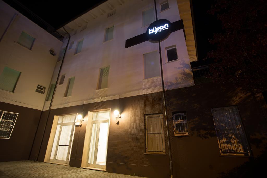 Hotel Byron Solo Per Giovani Riccione Ngoại thất bức ảnh