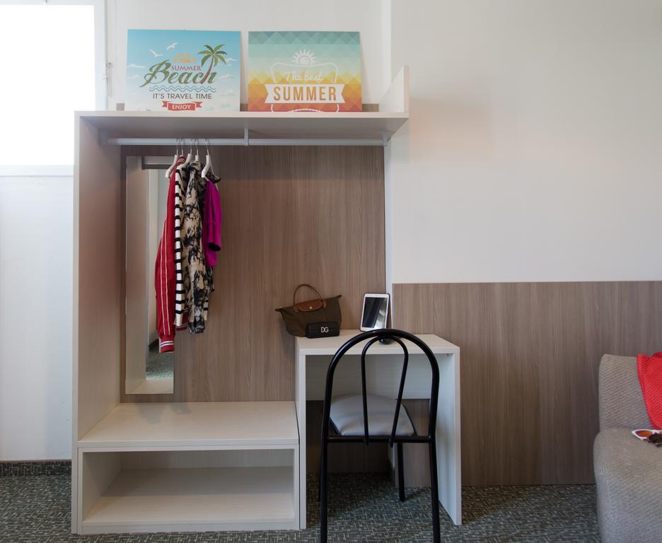 Hotel Byron Solo Per Giovani Riccione Ngoại thất bức ảnh