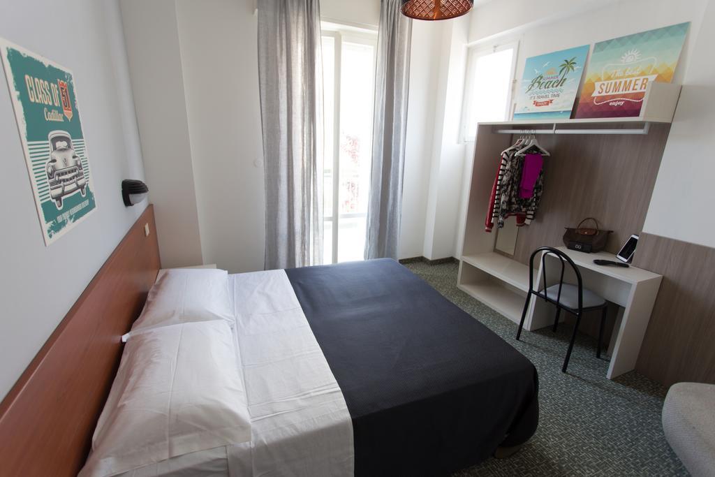 Hotel Byron Solo Per Giovani Riccione Ngoại thất bức ảnh