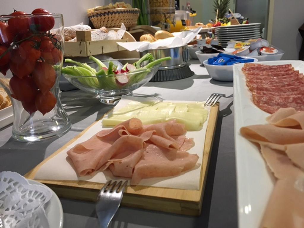 Hotel Byron Solo Per Giovani Riccione Ngoại thất bức ảnh