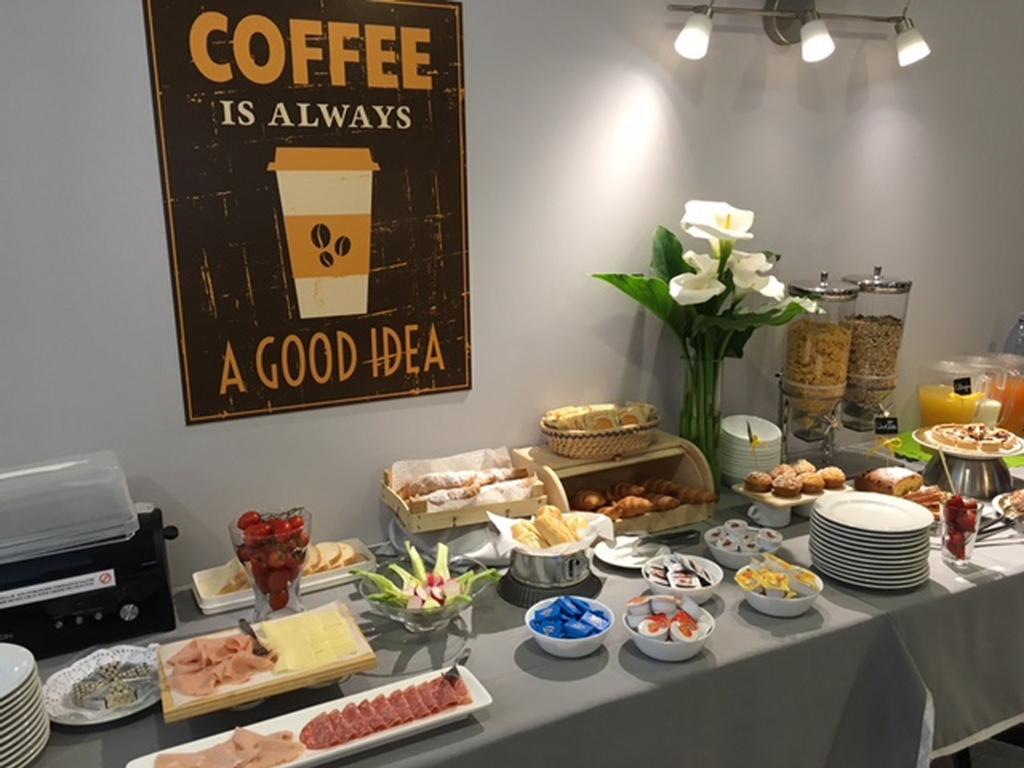 Hotel Byron Solo Per Giovani Riccione Ngoại thất bức ảnh