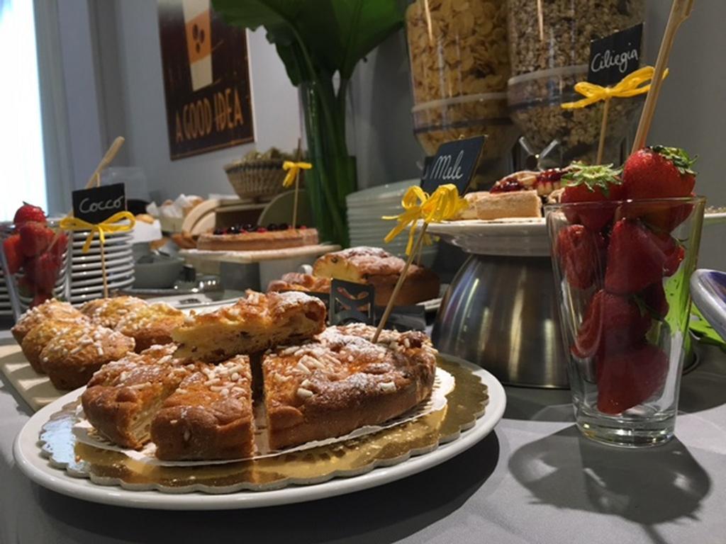 Hotel Byron Solo Per Giovani Riccione Ngoại thất bức ảnh