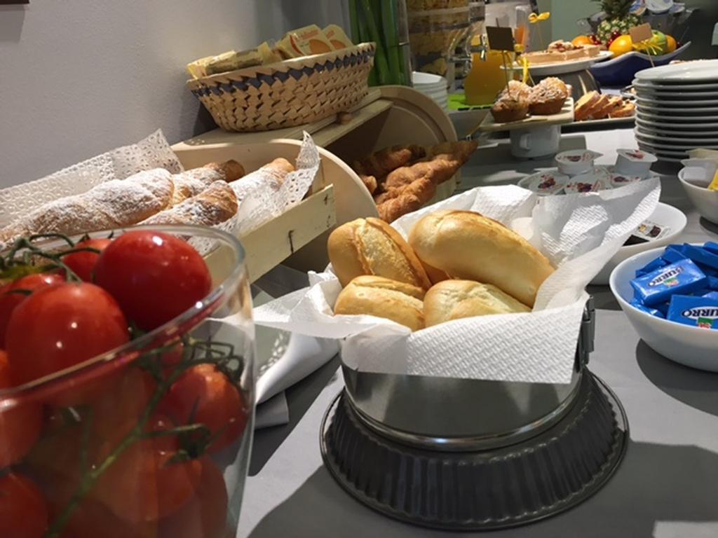 Hotel Byron Solo Per Giovani Riccione Ngoại thất bức ảnh