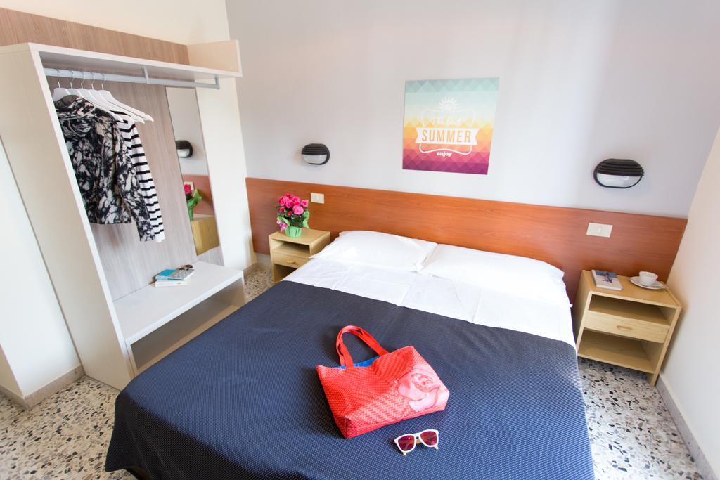Hotel Byron Solo Per Giovani Riccione Phòng bức ảnh